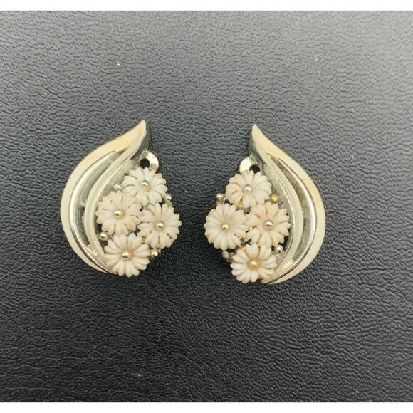 Vintage Lisner Silver Tone And White Daisy Flower Clip On Earrings - Picture 1 of 4